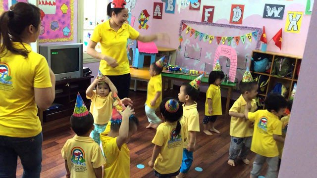 Trẻ mầm non tham gia trò chơi ghi nhớ bước chân để phát triển tư duy