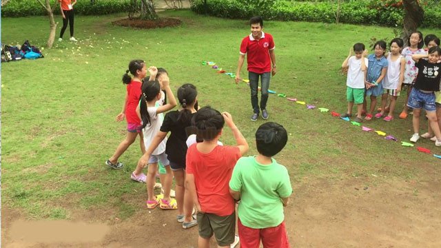 Trẻ mầm non tham gia trò chơi người làm vườn, học cách phân loại cây và rau