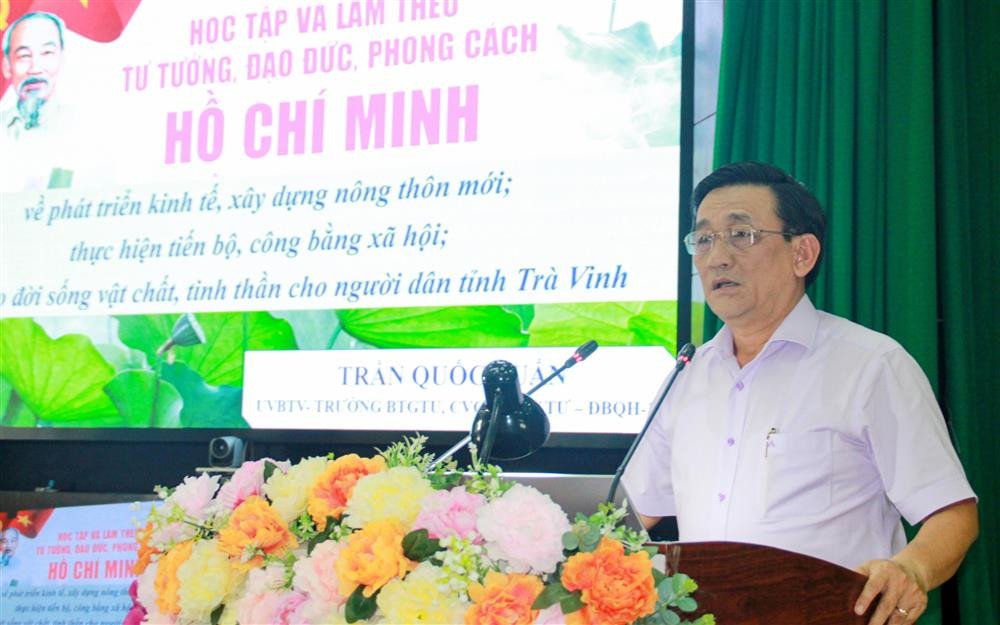 Trưởng Ban Tuyên giáo Tỉnh ủy trình bày nội dung chuyên đề về học tập Bác