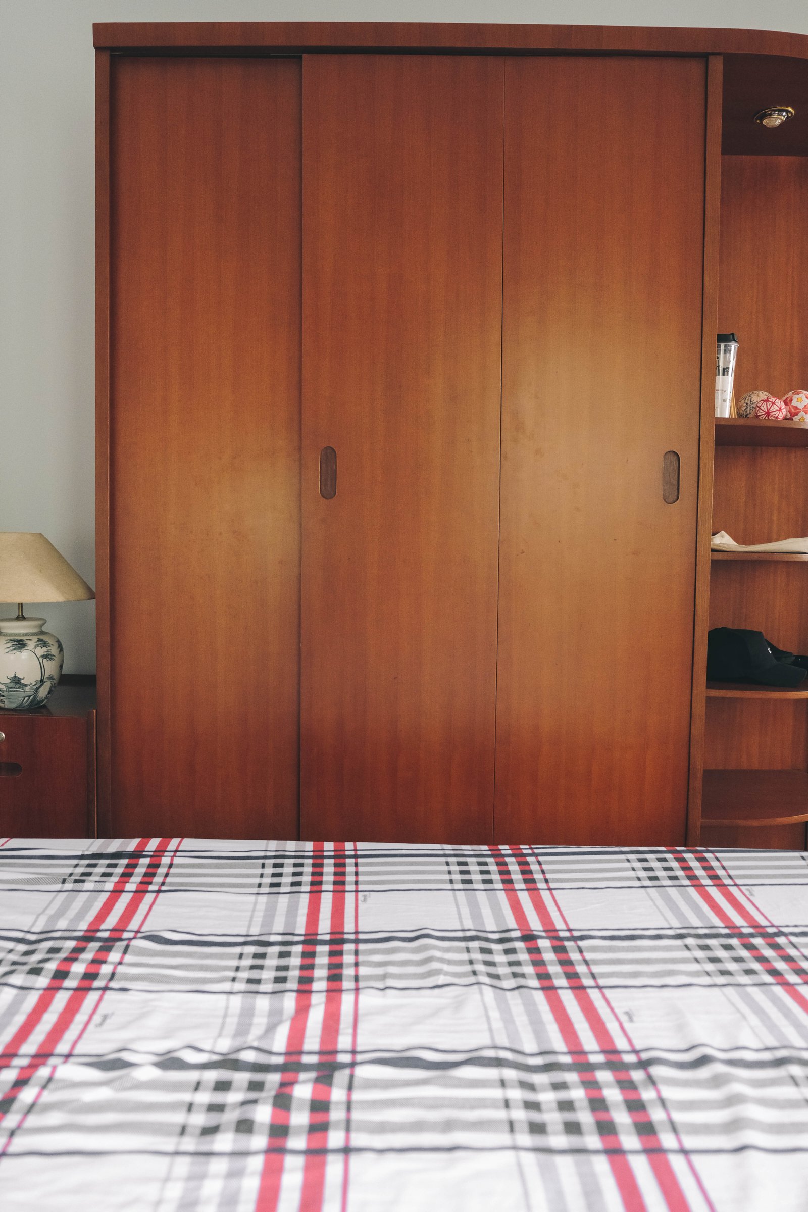 Tủ quần áo lớn với các cánh được mở ra để lộ không gian bên trong