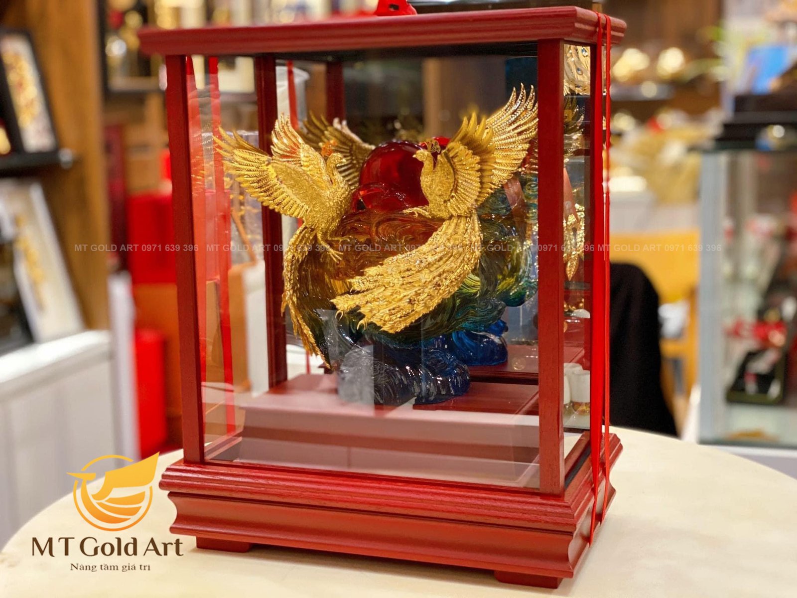 Tượng đôi chim phượng hoàng dát vàng 24K, biểu tượng của tình yêu viên mãn trong giấc mơ