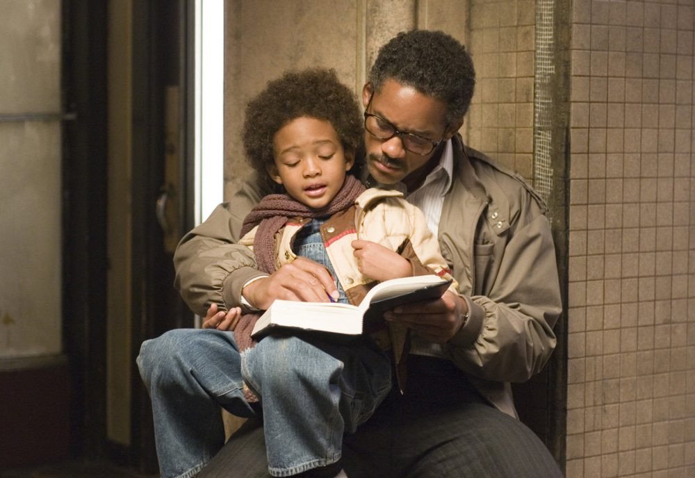 Will Smith và con trai Jaden Smith trong vai cha con Chris Gardner, đối mặt với khó khăn