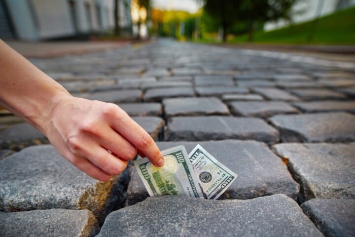 Ý nghĩa của giấc mơ nhặt được tiền và trả lại