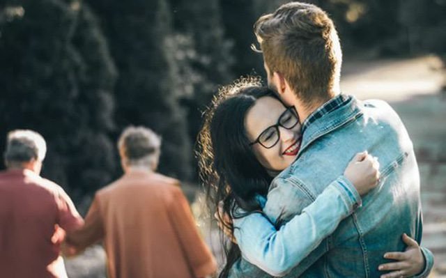 Ý nghĩa giấc mơ được bạn khác giới ôm trong nhiều tình huống