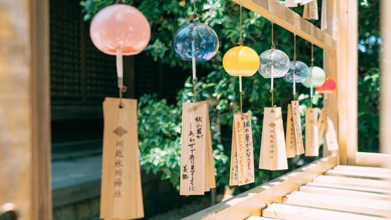 Ảnh nền máy tính: Chuông gió đa màu sắc, tạo không gian học tập vui tươi và tràn đầy năng lượng