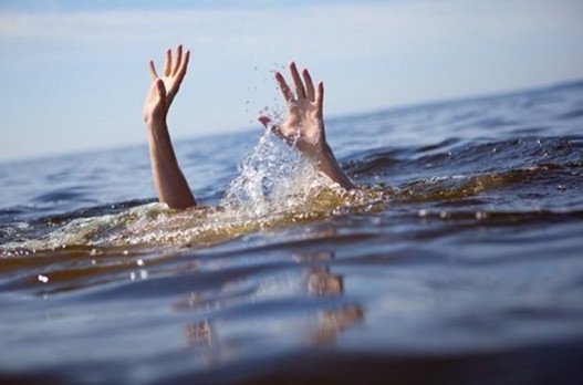 Bàn chân đang lội qua dòng sông nước chảy xiết