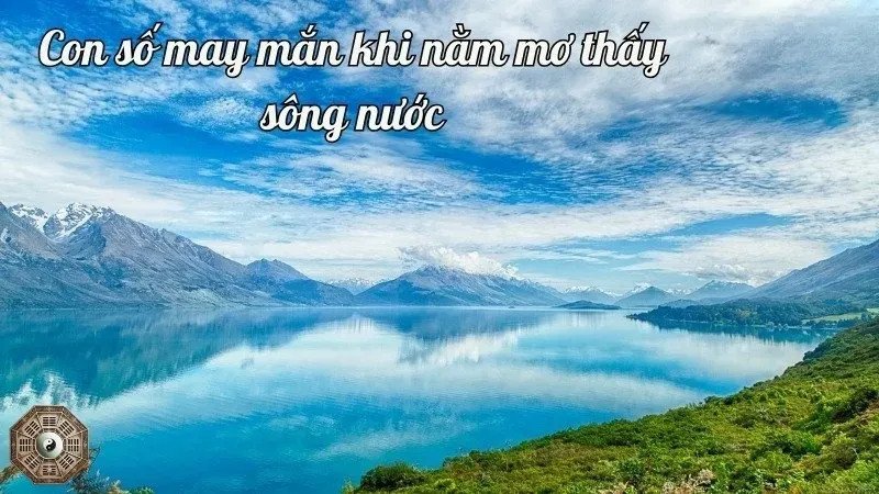 Bàn tay cầm lá bài, gợi mở vận may và những con số khi mơ thấy sông nước đánh số gì