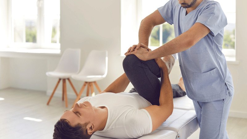 Bệnh nhân tập vật lý trị liệu sau phẫu thuật mổ thay khớp gối để phục hồi vận động