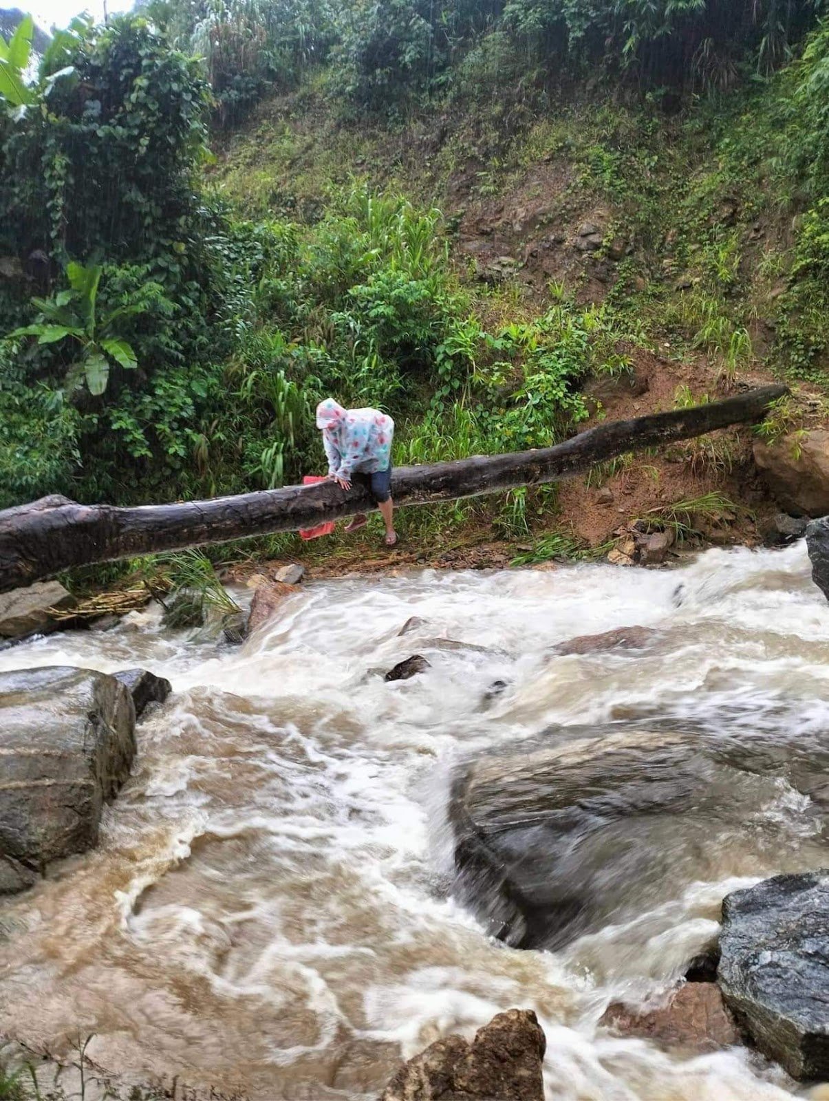 Bộ số đề và tiền xu, minh họa cho các con số may mắn trong giấc mơ thấy nước chảy xiết và ý nghĩa tài lộc