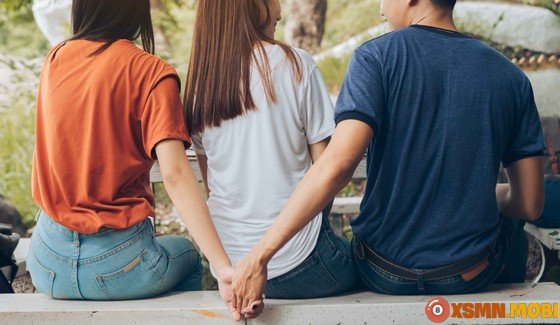 Cặp đôi đang tranh cãi, thể hiện sự lo lắng về giấc mơ ngoại tình