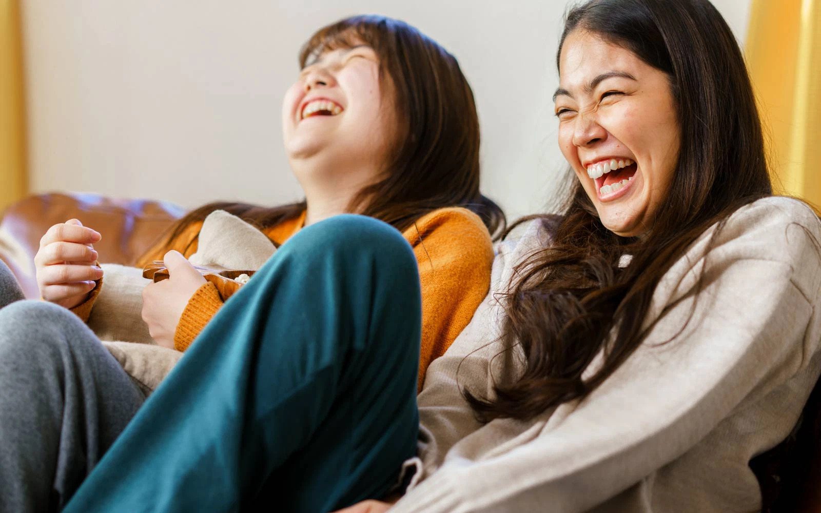 Cặp đôi hạnh phúc trong đám cưới tượng trưng cho ý nghĩa giấc mơ được mời đám cưới