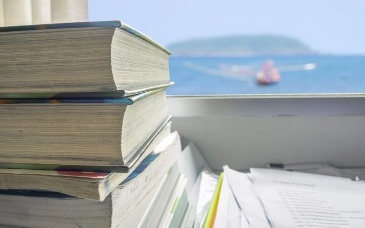 Cây non đâm chồi từ cuốn sách, minh họa ý nghĩa sâu sắc của những câu nói truyền cảm hứng học tập về sự phát triển tri thức.