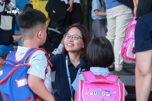 Cha mẹ đừng tiếc lời động viên, khen ngợi khi trẻ