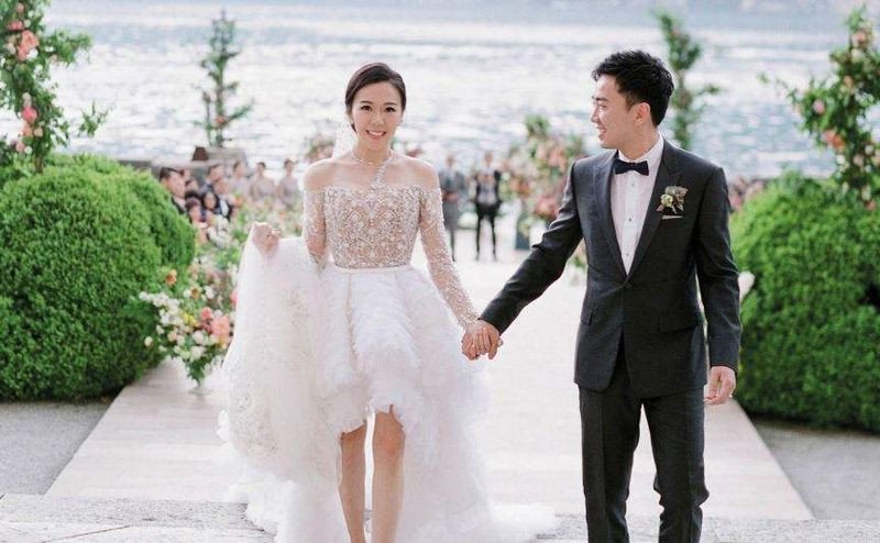 Cô dâu chú rể hạnh phúc trong ngày cưới, biểu tượng cho ý nghĩa giấc mơ đám cưới