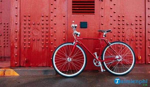 Cô gái trẻ đạp xe đạp mang ý nghĩa sự tự do và khám phá