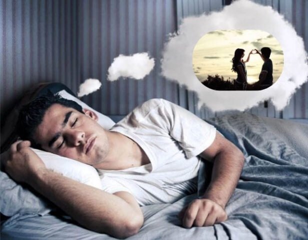 Cô gái trẻ trầm tư nhìn ra xa, thể hiện nỗi lo lắng và bất an khi nằm mơ thấy người yêu mất