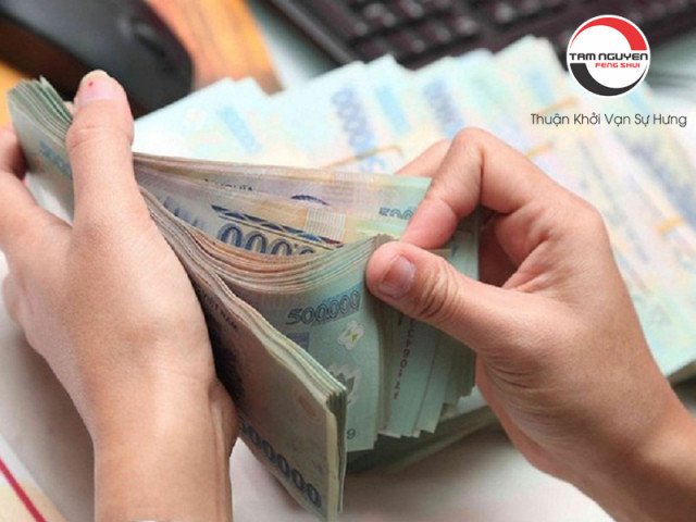 Đôi tay đang cẩn thận đếm tiền, điềm báo nằm mơ thấy lượm được tiền