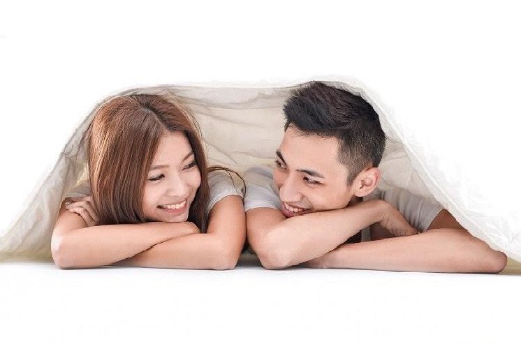 Đôi tình nhân cũ đang trò chuyện trong giấc mơ, phản ánh tâm trạng mơ thấy nyc và những cảm xúc chưa phai nhạt.
