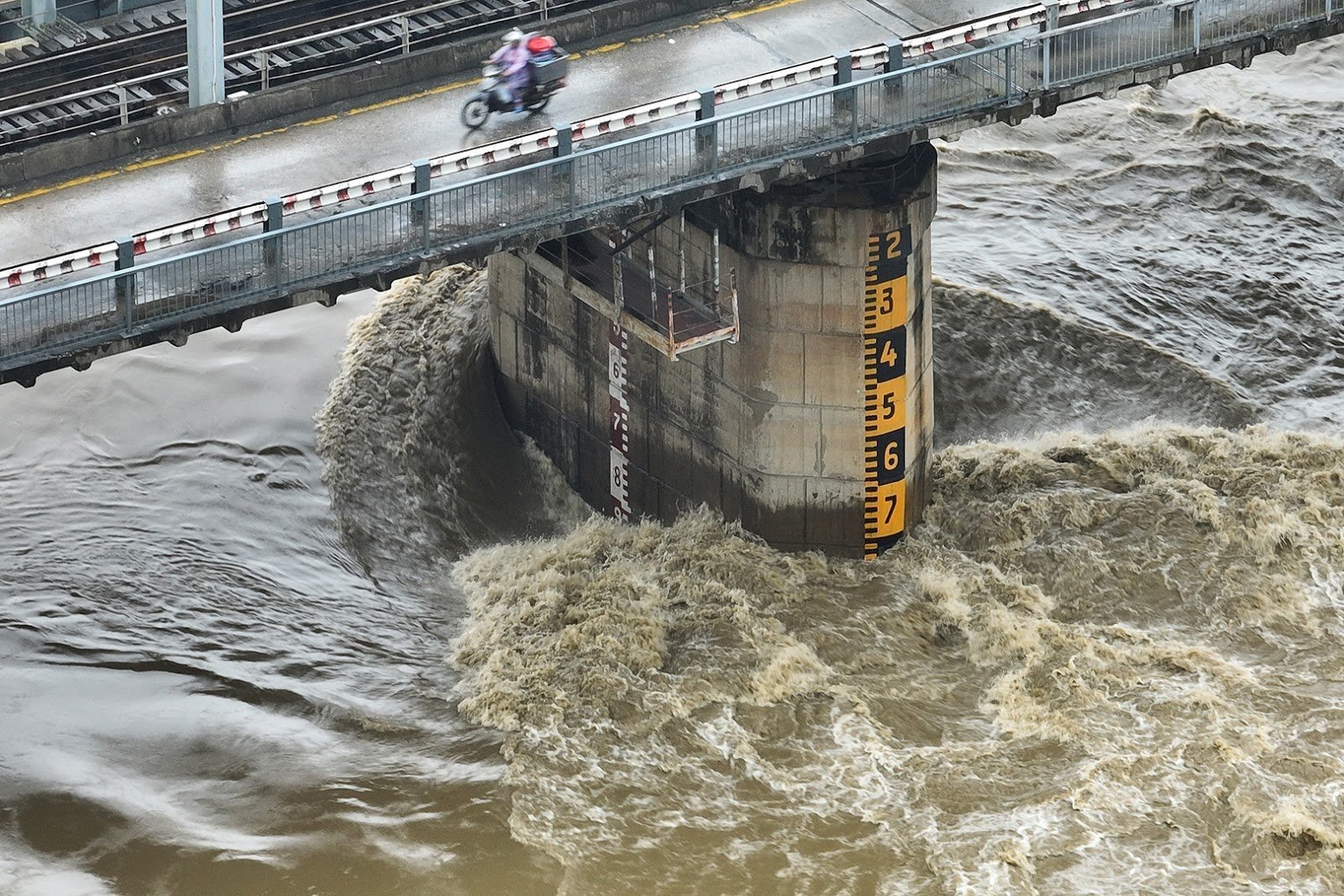 Dòng sông chảy xiết với những con sóng lớn, thể hiện giai đoạn biến động và thử thách khi mơ thấy nước chảy xiết