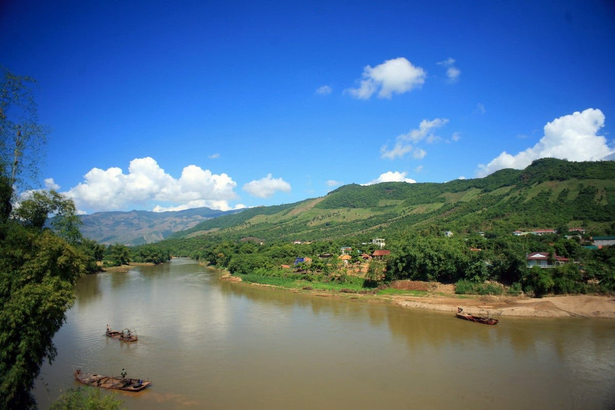 Dòng suối nước trong vắt chảy xiết qua những tảng đá, tượng trưng cho điềm lành và sự thanh lọc dù có thử thách