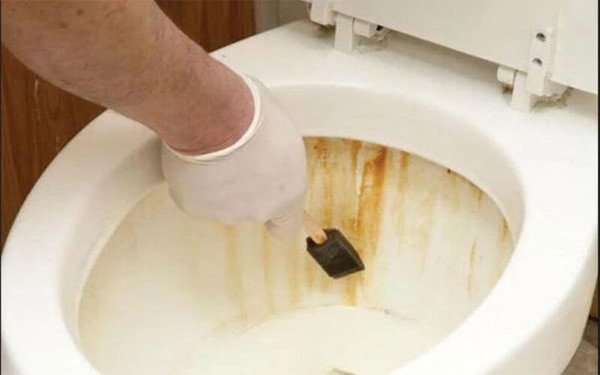 Giấc mơ thấy bồn cầu bẩn báo hiệu cảm xúc tiêu cực.