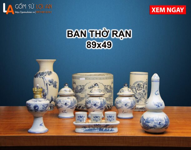 Hình ảnh bàn thờ gia tiên cổ kính với bát hương đặt trang trọng