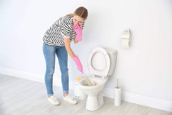 Hình ảnh bồn cầu bị hư hoặc có mùi hôi trong giấc mơ.