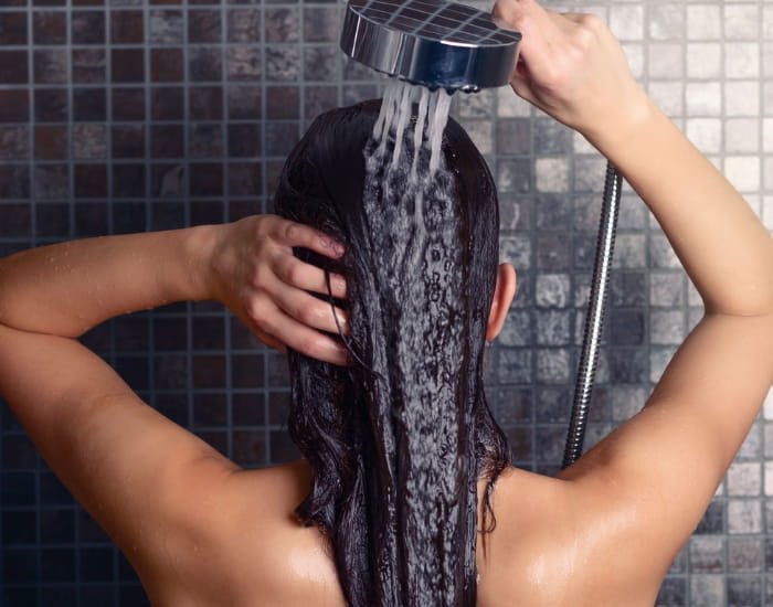 Hình ảnh minh họa giấc mơ tắm cho con cái hoặc giúp đỡ người khác tắm