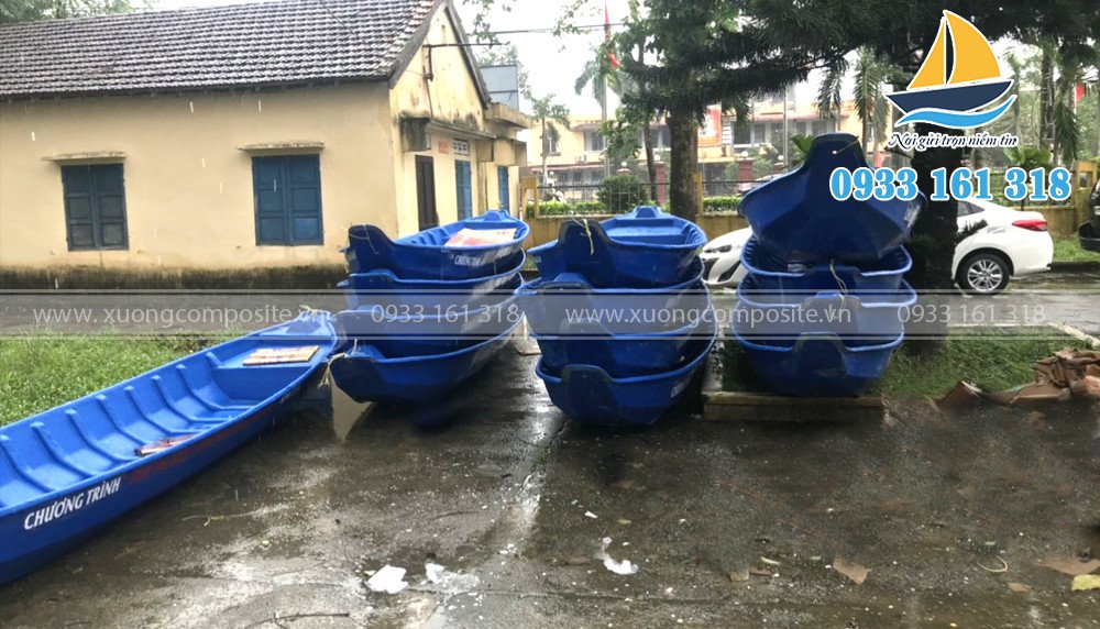 Hình ảnh một chiếc xuồng ba lá composite hiện đại