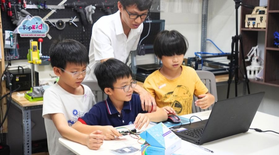 Hình ảnh một góc lớp học lập trình Robotics ứng dụng AIOT
