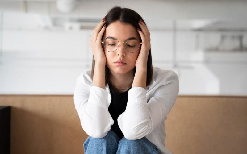 Hình ảnh một người đang được tư vấn, thể hiện việc tìm kiếm sự hỗ trợ khi đối mặt với tác hại của áp lực học tập