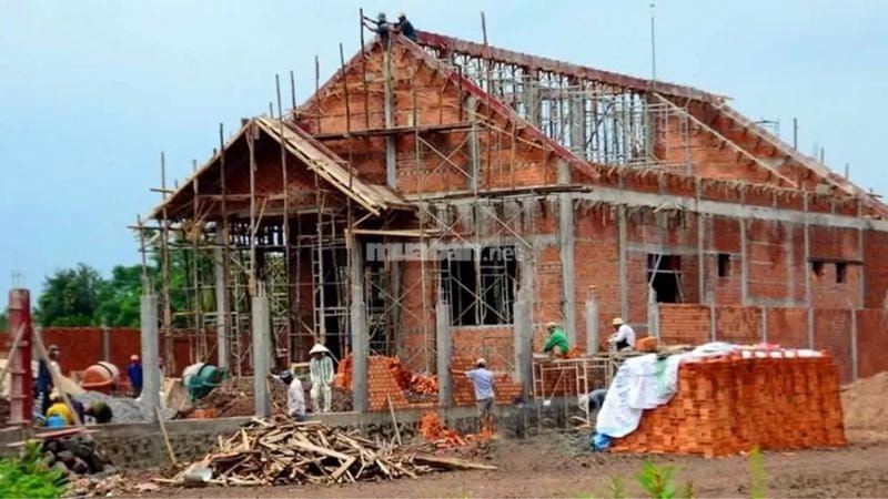 Hình ảnh ngôi nhà đang được thi công, tượng trưng cho điềm báo làm nhà