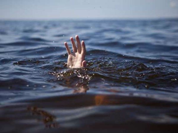 Hình ảnh người chìm trong nước, biểu trưng cho cảm xúc bị nhấn chìm khi mơ thấy người yêu chết đuối