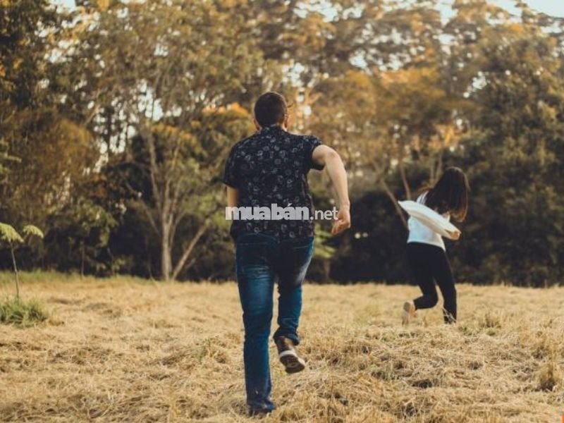 Hình ảnh người đang chạy nhanh qua các vạch phân cách, thể hiện áp lực và sự nỗ lực theo đuổi mục tiêu.