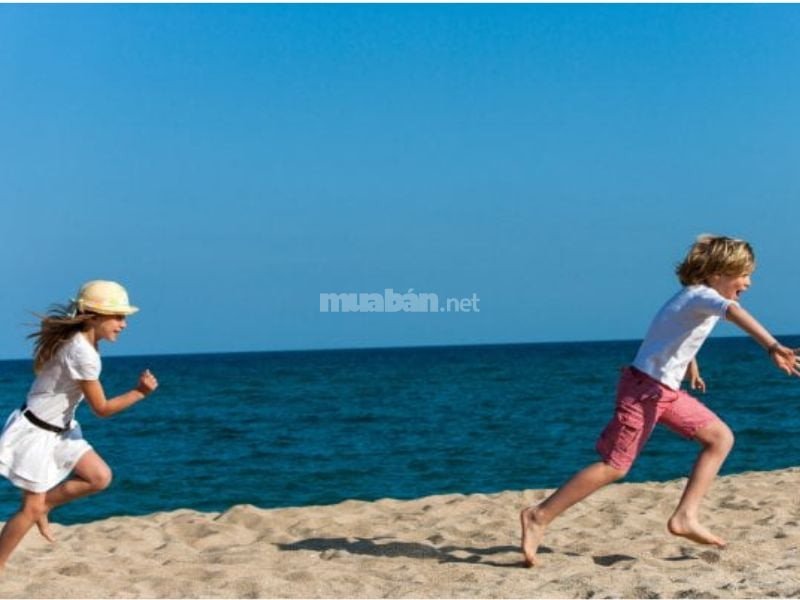 Hình ảnh người đang chạy trên bãi biển hướng về phía biển, tượng trưng cho mơ thấy chạy theo người khác xuống biển.