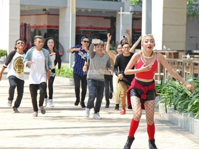 Hình ảnh nhiều người đang chạy trên con đường đông đúc, tượng trưng cho việc mơ thấy mình chạy theo nhiều người.