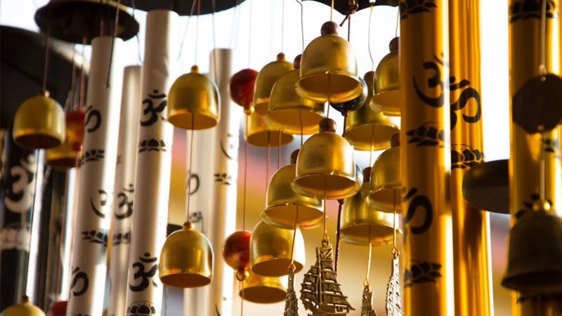 Hình nền chuông gió cổ điển, gợi nhớ về sự may mắn truyền thống và thành công bền vững