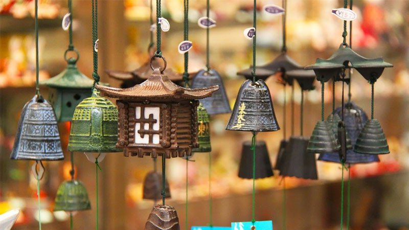 Hình nền chuông gió làm từ vỏ sò, gợi nhớ về sự tự nhiên và may mắn đến từ những điều giản dị