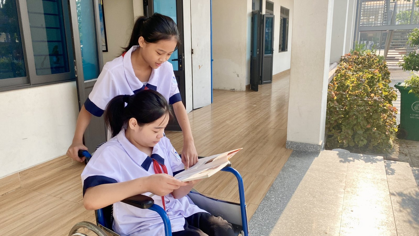 Hoàng Oanh và Hương Giang cùng nhau học tập, thể hiện tinh thần hỗ trợ bạn bè vượt khó khăn