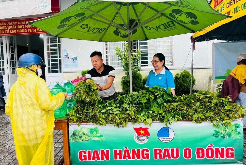 Học sinh nhận dụng cụ học tập từ hoạt động trao đổi