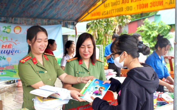 Học sinh và người dân tham gia đổi rác thải nhựa lấy đồ dùng học tập