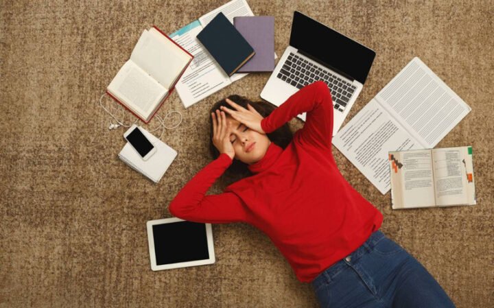 Học sinh với biểu hiện căng thẳng, minh họa các dạng áp lực học tập tiềm ẩn hậu quả nghiêm trọng