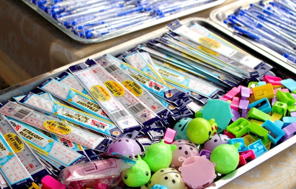 Học sinh vui vẻ nhận văn phòng phẩm và dụng cụ học tập mới