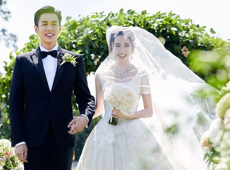Khách mời đang dự một buổi tiệc cưới, liên quan đến mơ thấy được mời đám cưới