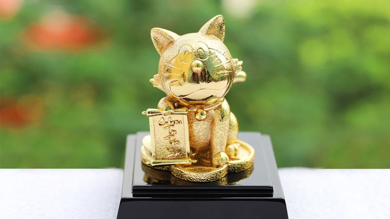 Mèo thần tài đang vẫy tay mạnh mẽ, thu hút may mắn và thành công trong học hành