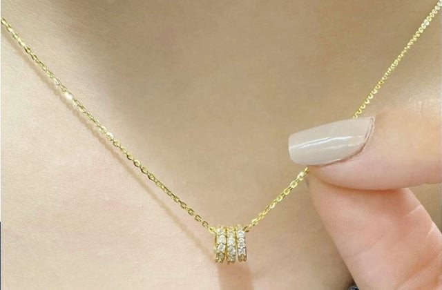 Mơ thấy mua dây chuyền vàng biểu thị sự gắn kết tình cảm.