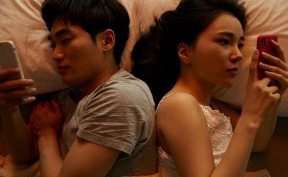 Một cặp đôi đang trò chuyện, biểu trưng cho sự kết nối khi mơ thấy tương tác với bạn khác phái