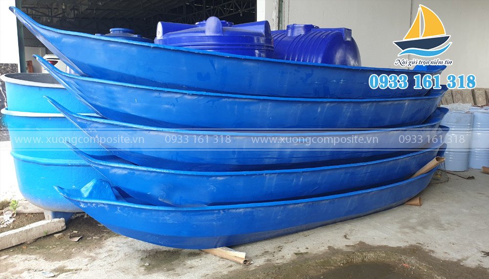 Một chiếc xuồng ba lá neo đậu bên bờ sông, mang ý nghĩa sự ổn định