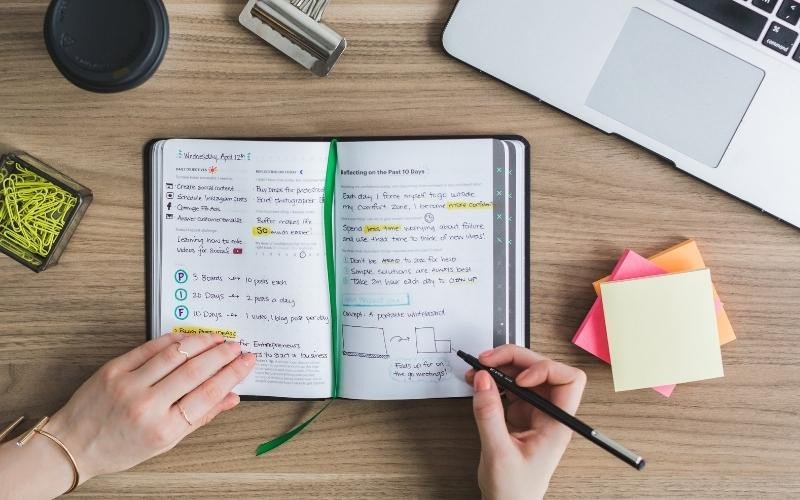 Một cuốn sách mở với ánh sáng rọi qua, tượng trưng cho những câu nói truyền cảm hứng học tập ngắn gọn giúp mở rộng tầm nhìn.