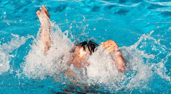 Một người đang chìm dưới mặt nước sâu, thể hiện cảm xúc bị đè nén khi nằm mơ thấy người chết nước.